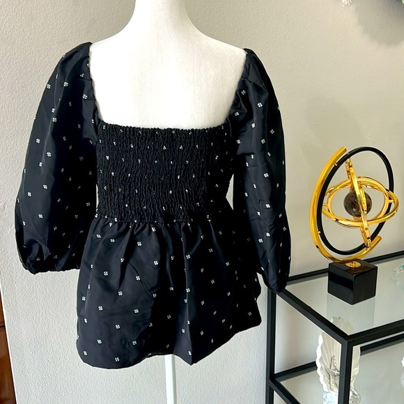 Free Assembly Dressy black and white blouse, big sleeve with elastic hem. Size M - Picture 2 of 12